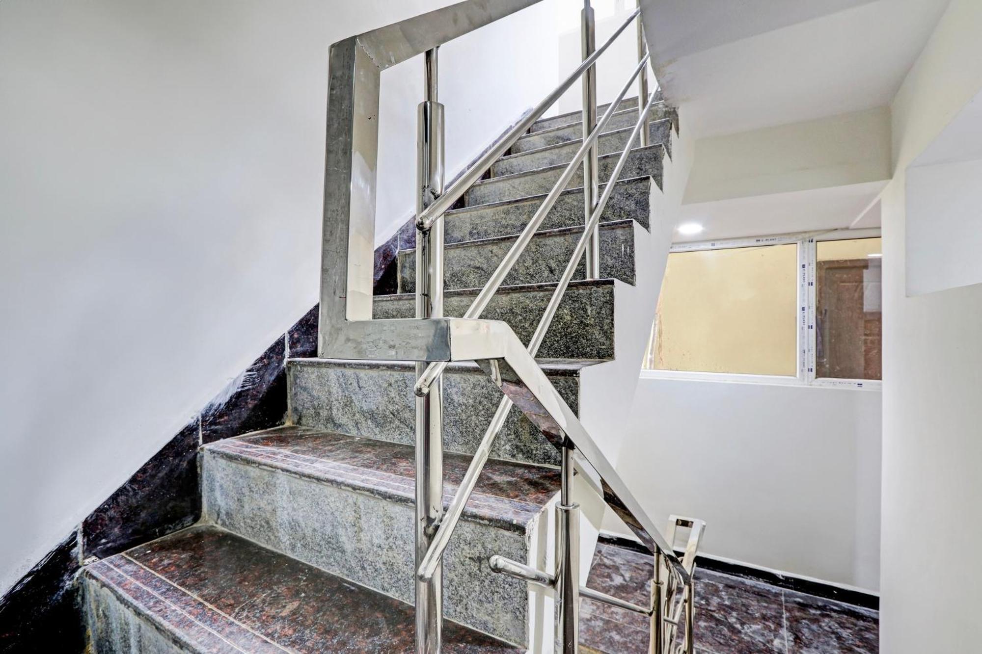 Super Hotel O Lavish Tranquil Hyderabad Eksteriør bilde